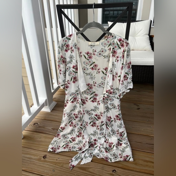 Just U in Medium White Short Sleeve Dress with Floral Pattern - Picture 2 of 3